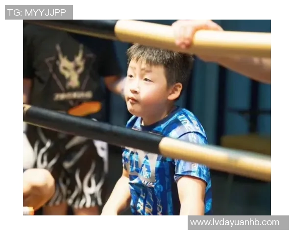 足球明星的儿子萌态十足引发网友热议可爱瞬间频频被分享